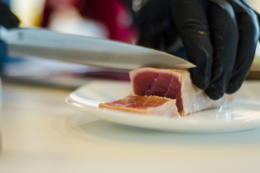 Tuna anschneiden